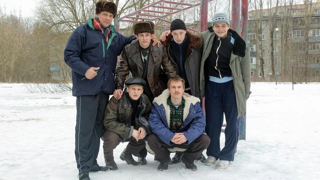 Сергей Базанов (крайний слева) с другими актерами сериала «Слово пацана» | Источник: STARHIT.RU