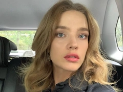 Водянова появилась на показе Dior без нижнего белья