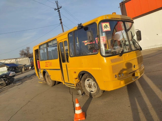 В Соль-Илецке 17-летний водитель «Лады-Приоры» врезался в школьный автобус | Источник: УМВД России по Оренбургской области