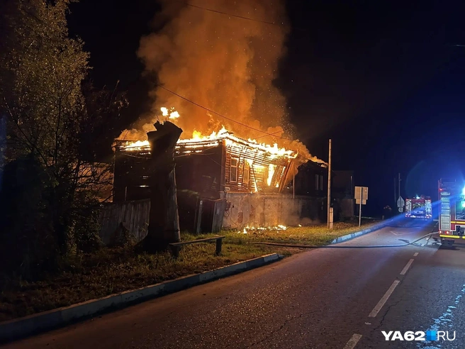 Спасти дом, видимо, не удалось | Источник: Читатель YA62.RU