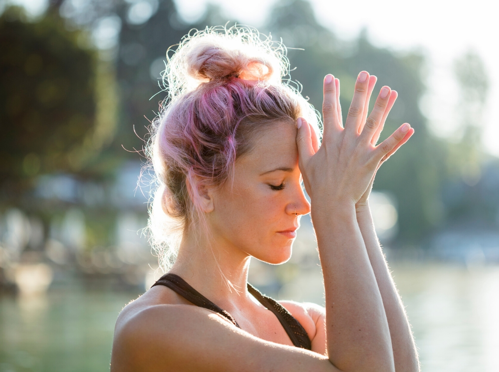 4 причины начать пользоваться приложением для медитации | marieclaire.ru