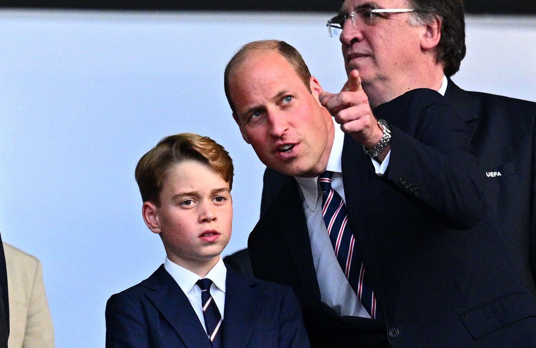 Семья разделилась: Уильям с сыном болеют в финале Евро по футболу, пока Кейт с дочкой отдуваются на родине