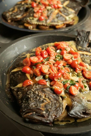 Черноморская камбала с томатами | Источник: yablokipechem / T.me