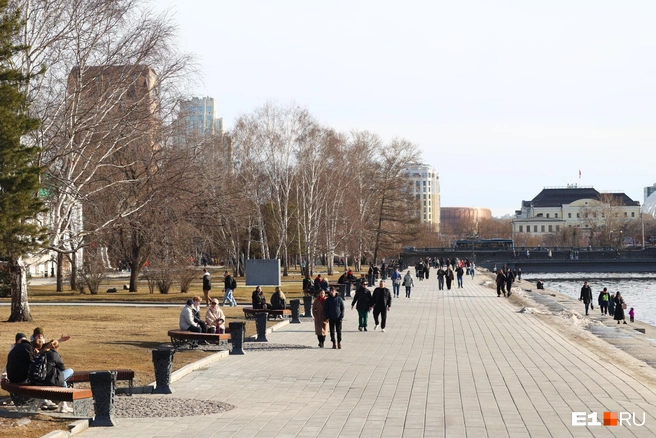 Такими темпами в городе скоро растают все сугробы | Источник: Владислав Лоншаков / E1.RU