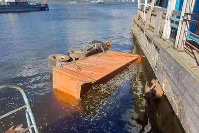 КамАЗ протаранил причал в Верхнем Услоне: водитель погиб