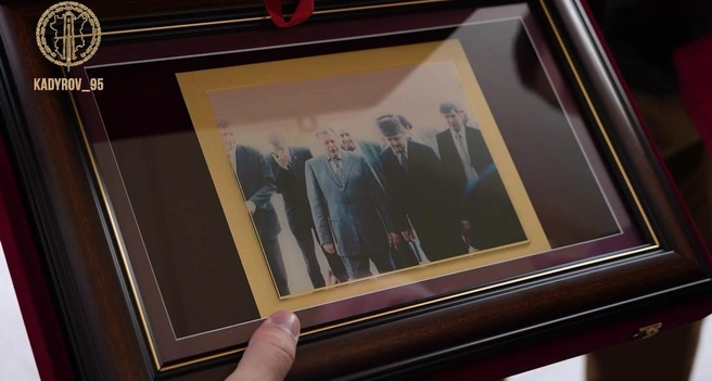 «Передал чеченскому лидеру фотографии его отца — Ахмата Абдулхамидовича Кадырова, Героя России, основателя мира и стабильности в Чеченской Республике. Снимки были сделаны в 2001 году, когда он посещал Самарскую область», — сообщил Федорищев. | Источник: Kadyrov_95 / T.me