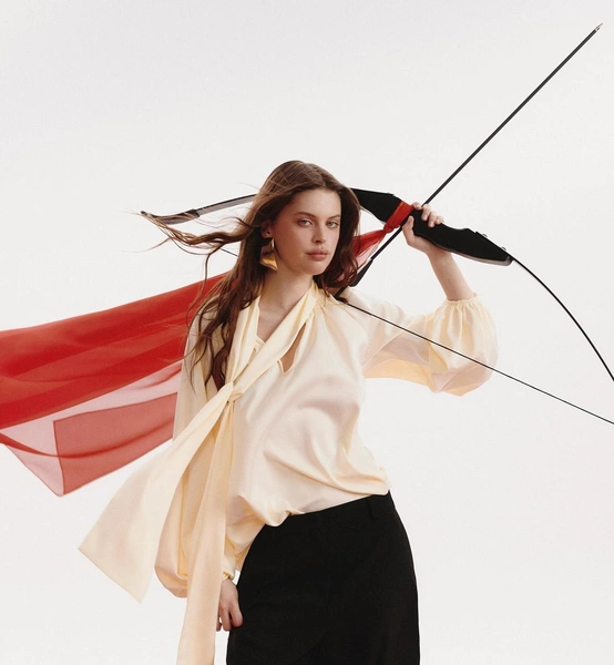 Блуза MollisСтрела Амура прилетит точно в цель, если на вас будет правильный образ. Например, с шифоновой блузой светло-бежевого оттенка, которая передаст всю нежность и романтику.