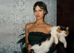 Советские ковры и домашние посиделки: Ирина Шейк поделилась редкими архивными кадрами из своей юности