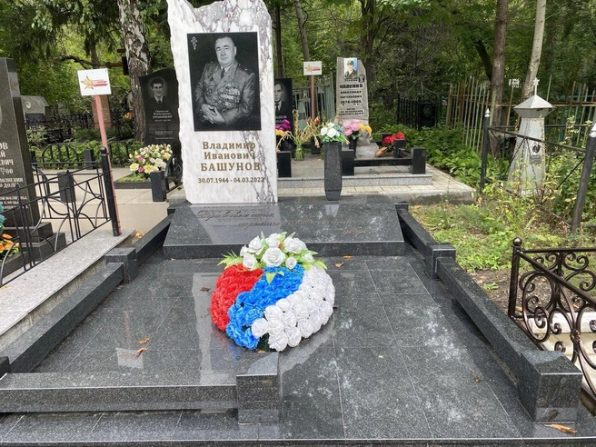На фото умерший в военном кителе со множеством наград | Источник: Ирина Господаренко / NGS22.RU