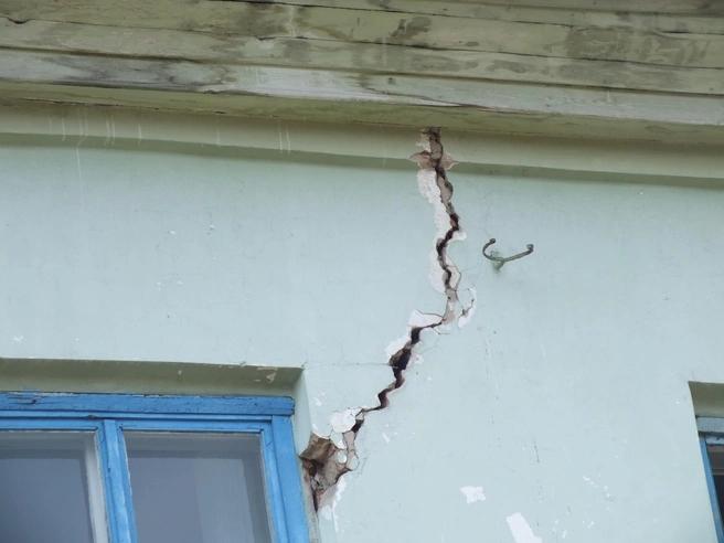 Кое-где трещины&nbsp;— сквозные | Источник: читатель НГС