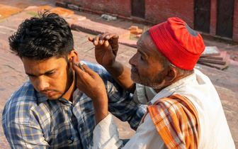 «Ой, как же у вас много грязи в ушах!» Как туристов обманывают на улицах индийских городов