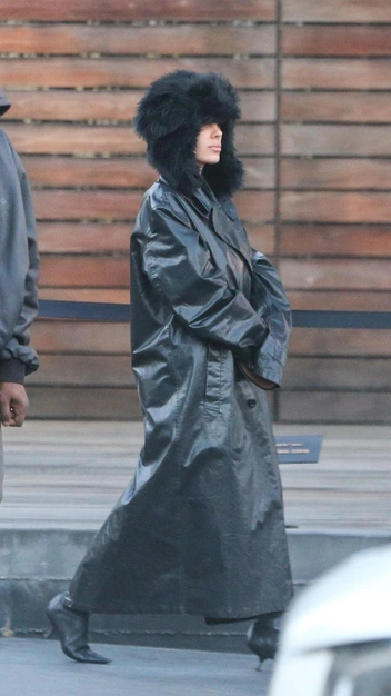 Модный черный: Бьянка Цензори появилась в ультрамодном образе и показала главные тренды года | marieclaire.ru