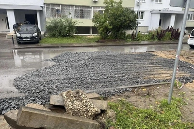 В Казани засыпали яму после провала мусоровоза