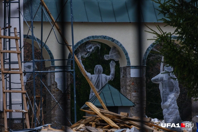 Фигуры возле музея | Источник: Булат Салихов / UFA1.RU