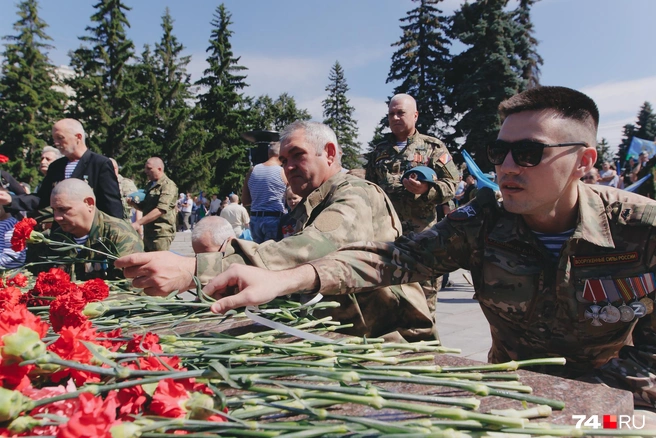 У Вечного огня участники почтили память павших товарищей | Источник: Дарья Пона