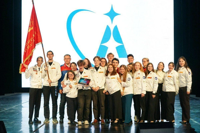 Впервые вручили комиссарское знамя и знамя губернатора | Источник: www.10kanal.ru