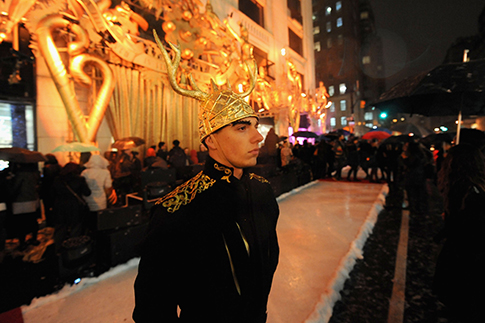 Церемония открытия витрин от База Лурмана | Источник: Getty Images