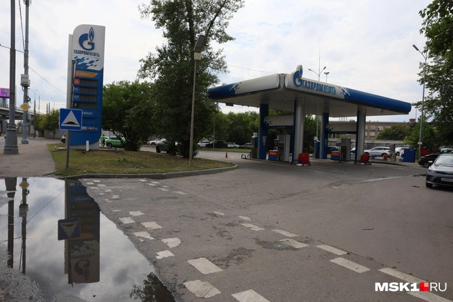 А вот на «Газпромнефти» машин практически нет | Источник: Артём Устюжанин / MSK1.RU