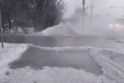 Major water pipeline burst in Omsk floods basement, risks supply cuts
