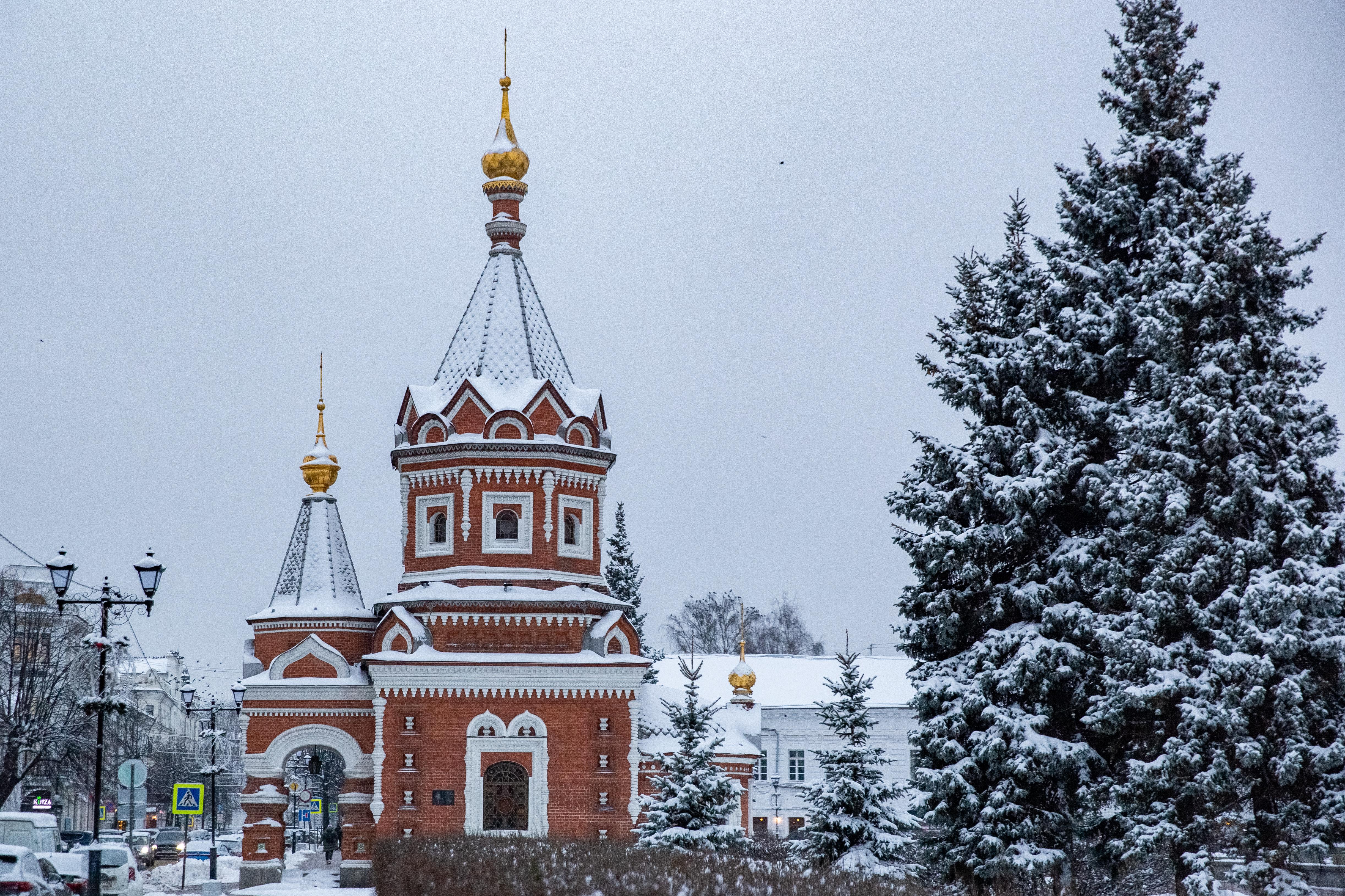 В Ярославль пришла зима: фоторепортаж с заснеженных улиц города