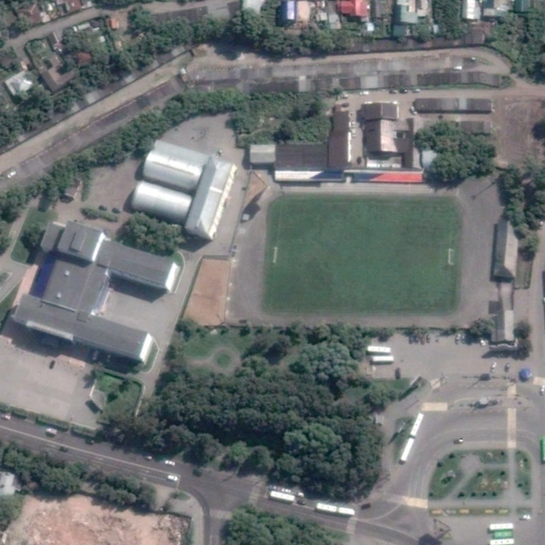 2014 год. Трибуны выглядят весьма ухожено, на поле есть газон и футбольные ворота | Источник: Google Earth