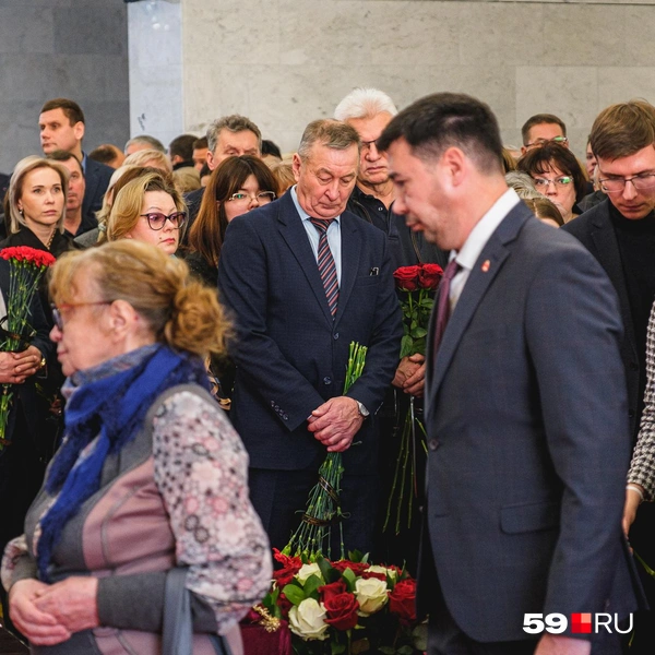 На переднем плане ректор педуниверситета, по середине в толпе стоит глава Октябрьского Георгий Поезжаев, а в самом краю кадра — экс-мэр Кунгура Вадим Лысанов | Источник: Тимофей Калмаков / 59.RU