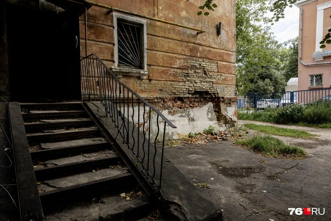 На месте обвала дом начинает проминаться, в комнатах косит потолки и полы | Источник: Александр Куренной / 76.RU