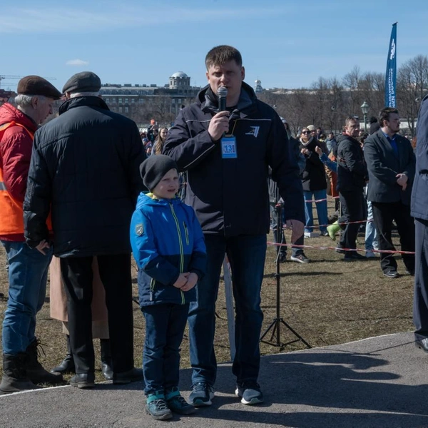 В центре — почетный гость праздника, космонавт-испытатель Александр Гребенкин | Источник: Андрей Бок / «Фонтанка.ру»
