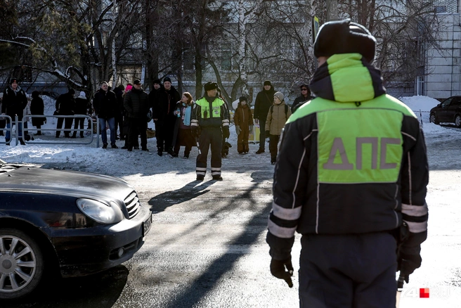 Возле входа в главный парк Челябинска дежурят сотрудники ДПС  | Источник: Наталья Лапцевич 