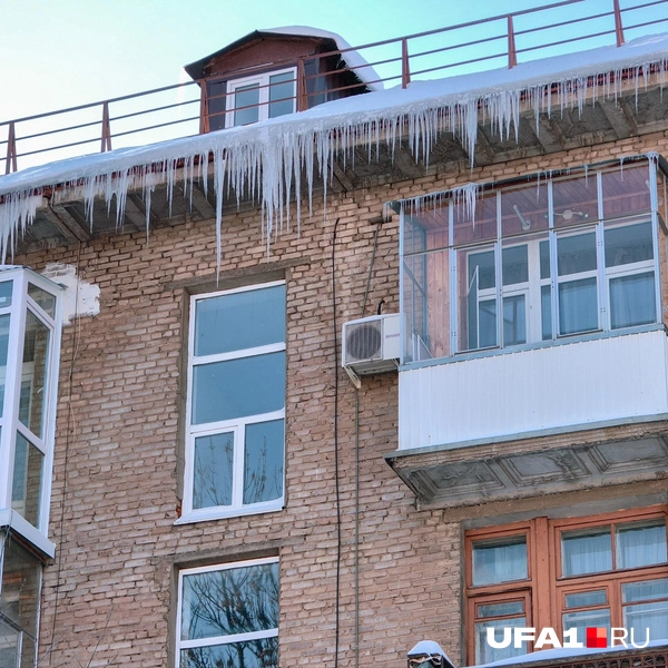 Осторожно, с крыш свисают сосульки | Источник: Булат Салихов / UFA1.RU