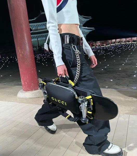 Главная вещь с показа Gucci в Сеуле: супернеобычная сумка-скейтборд, которой пророчат нереальную популярность в соцсетях