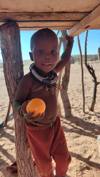 Эти детишки живут в племени, сохранившем свои традиции | Источник: Лена Михеева / Vk.com