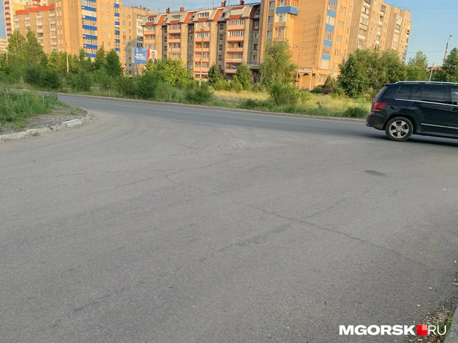 Разделительная полоса дороги между двумя перекрестками в новых районах | Источник: Полина Котышева / MGORSK.RU