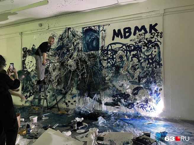 В «Нулевой комнате» местные молодые художники устраивали невероятные перформансы | Источник: Александра Шувалова / 63.RU