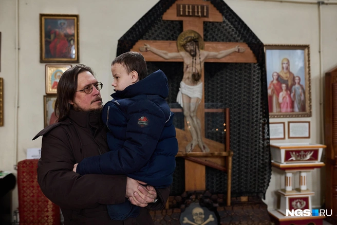 Алексей Талашкин много времени проводит с воспитанником, не только за тренажером, но и в беседах  | Источник: Александр Ощепков / NGS.RU