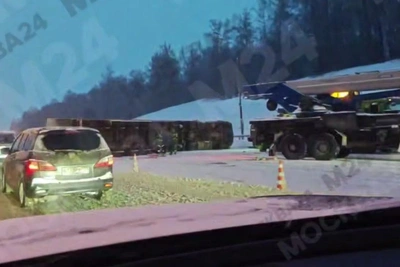 Фура перевернулась на МКАД, движение парализовано