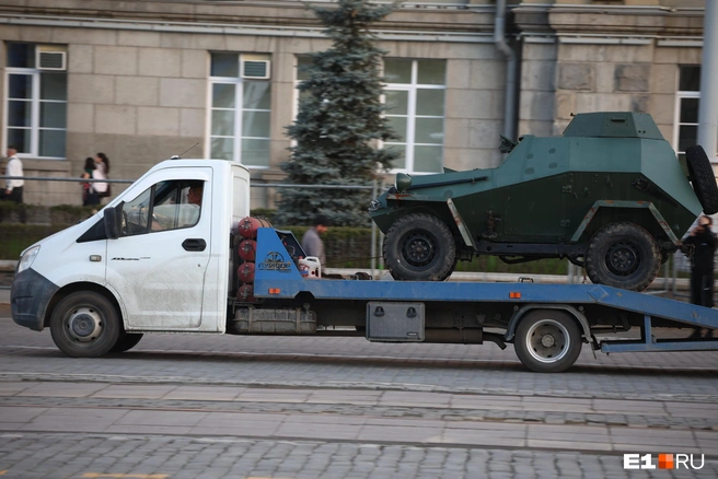 На проспекте Ленина заметили военную технику | Источник: Владислав Лоншаков E1.RU