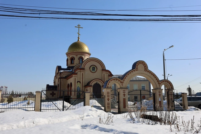 В центре поселка&nbsp;— церковь | Источник: Михаил Шилкин