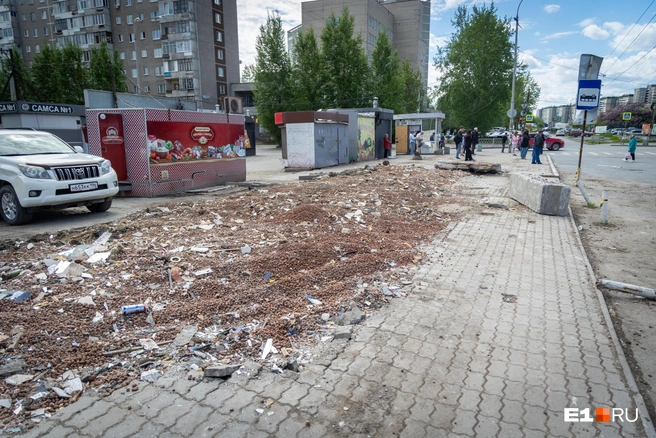 Раньше на этой остановке стоял незаконный киоск. Он служил горожанам укрытием от ветра и дождя | Источник: Владислав Лоншаков / E1.RU