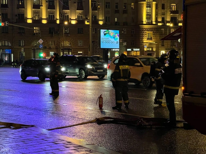 Пожарным пришлось частично заблокировать одну из полос дороги | Источник: читатель MSK1.RU