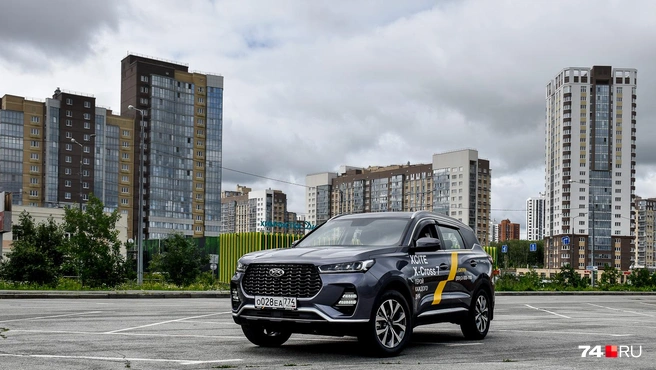 Бренд Xcite продолжает распродажу машин 2024 года выпуска: кроссовер X-Cross 7 с учетом всех скидок стоит от 2,149 млн. Однако прямая скидка невелика: всего 50 тысяч рублей, еще 300 тысяч дают при покупке в кредит или сдаче старой машины в трейд-ин | Источник: Артем Краснов