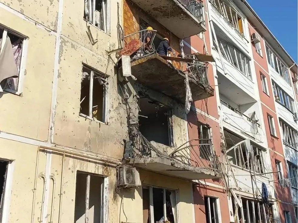 Последствия ночной атаки БПЛА в другом конце города | Источник: Евгений Наумов 
