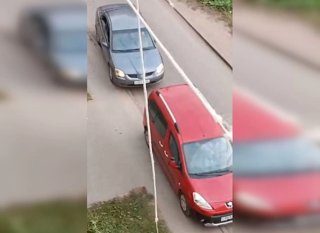 Водители устроили «шоссе» во дворе дома на Ленинского Комсомола | ya62.ru