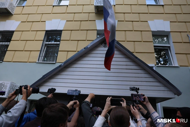 Репортеры ждут, когда блогер выйдет из суда | Источник: Артем Устюжанин / MSK1.RU