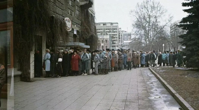 Угол улиц Красной и Ленина, 1992 год. Очередь в хлебный магазин | Источник: Герман Майоров