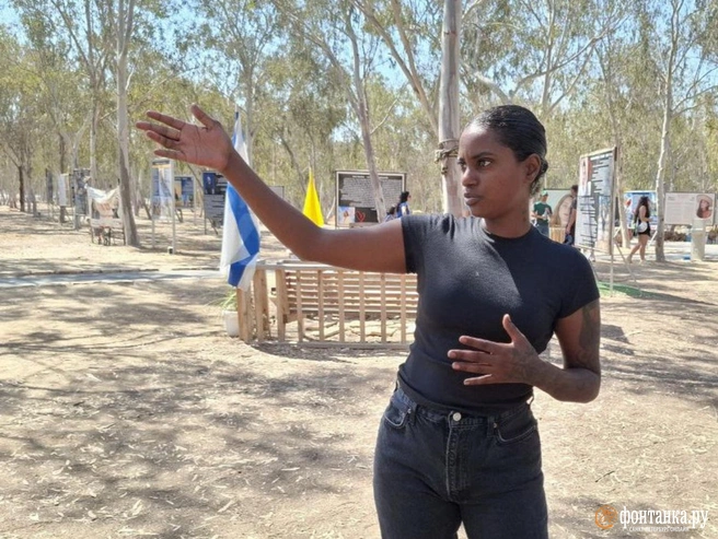 Студентка Мазаль Тазазо показывает, где были разбиты палатки. Вокруг — редкий, по российским меркам, лес, в центре — сцена, через «дорогу смерти» (она проходит прямо возле лагеря) — сектор Газа, через дорогу справа, в пустыне — бар. | Источник: Ирина Багликова / «Фонтанка.ру»