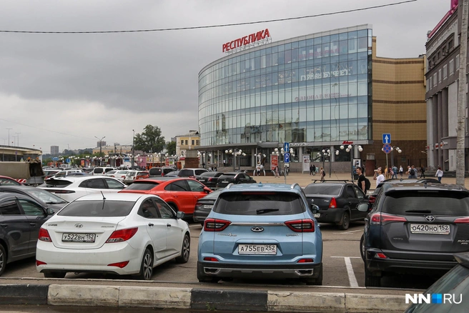 Припарковать машину у ТЦ очень сложно | Источник: Наталья Бурухина / NN.RU