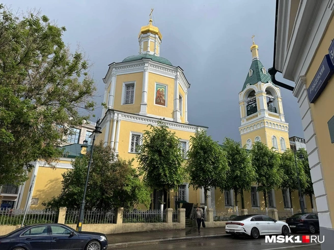 Трапезная находится напротив храма | Источник: Анастасия Харитонова / MSK1.RU