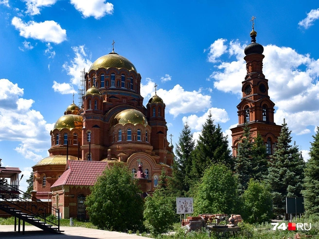 Это не просто пара строений, а целый комплекс с классным озеленением, массой объектов плюс пассажирским самолетом и почему-то танком | Источник: Артем Краснов