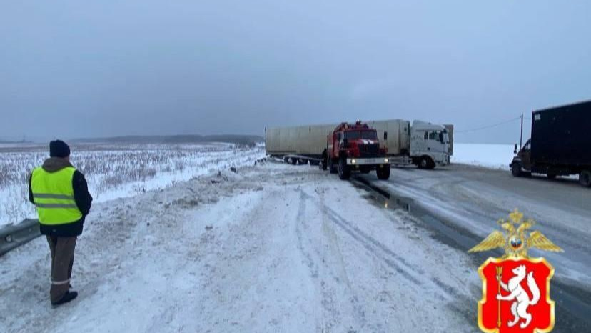 На трассе Пермь — Екатеринбург скопилась огромная пробка: движение полностью перекрыли из-за аварии